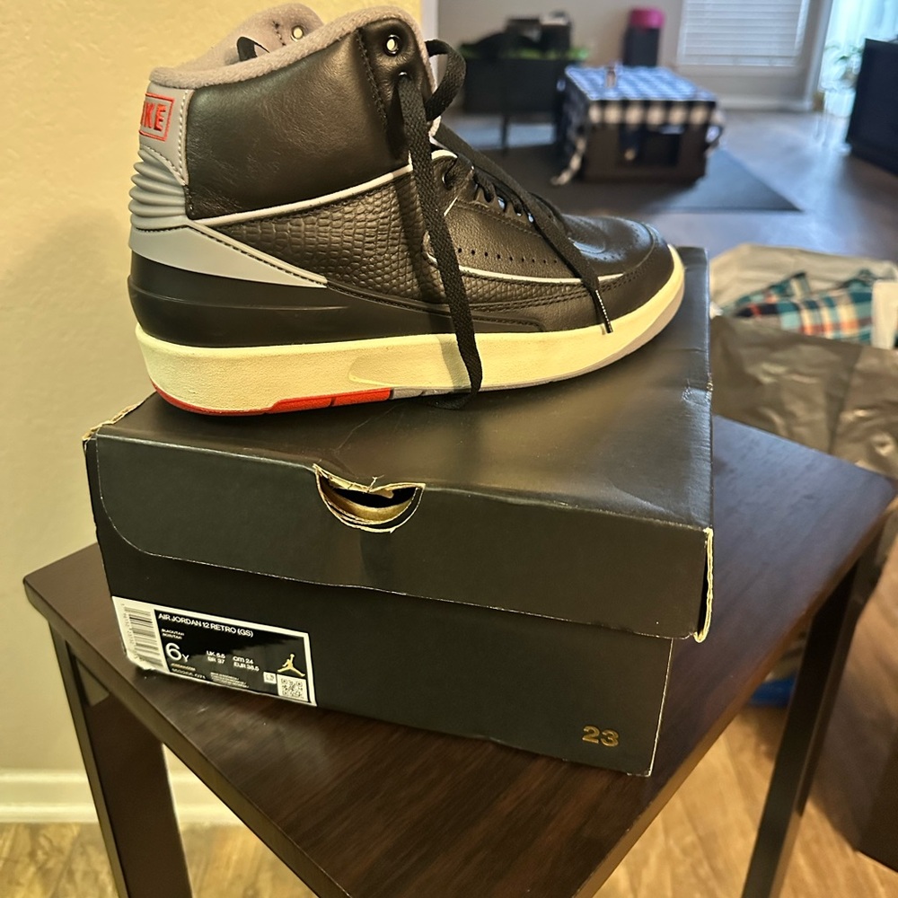 Jordan 2s size 6
